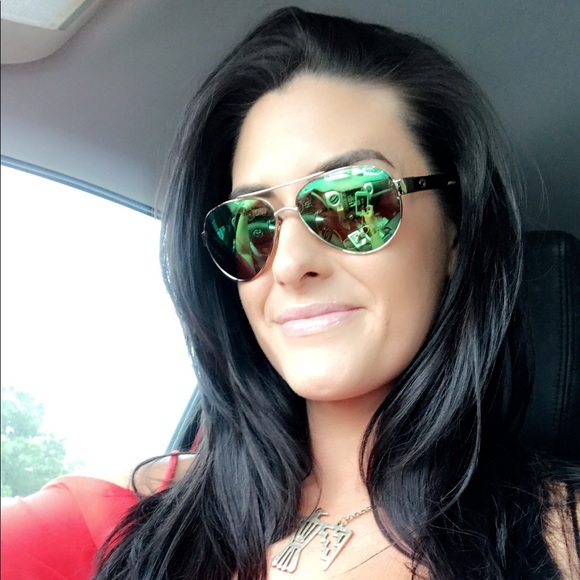 Meet your Posher, Tara - Picture 3 of 3